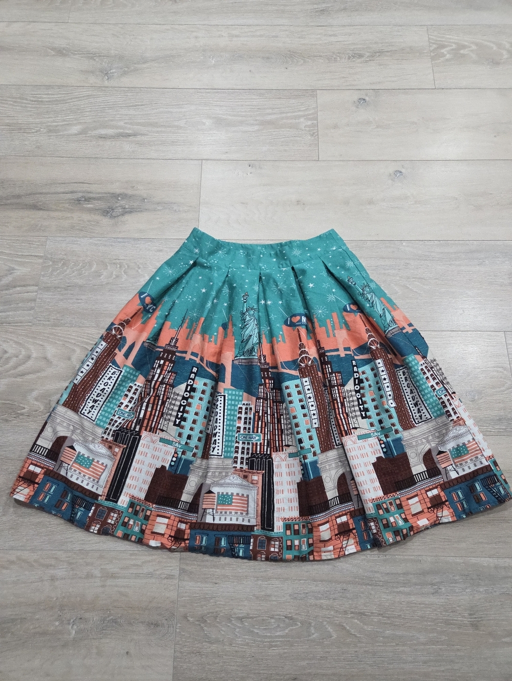 New York City Scape Pattern Pleated Midi Skirt Small Pocket NYC Statue Liberty